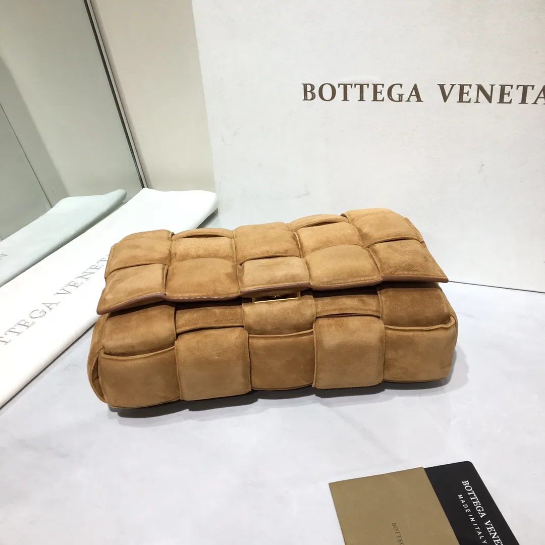 The Veneta Cassette pillow bag is made of soft frosted calfskin + aged matte gold buckle, very very fashionable! ! The leather feels super comfortable to the touch, and it has adjustable spaghetti straps with a signature triangle buckle. Size:26cm*18cm*8cm
